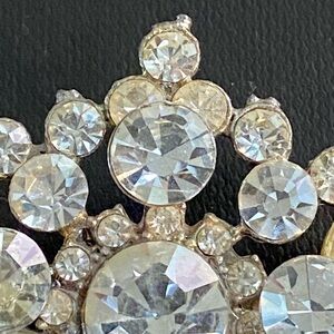 Vintage Brooch w/Solid Goldtone Metal & Clear Stones.